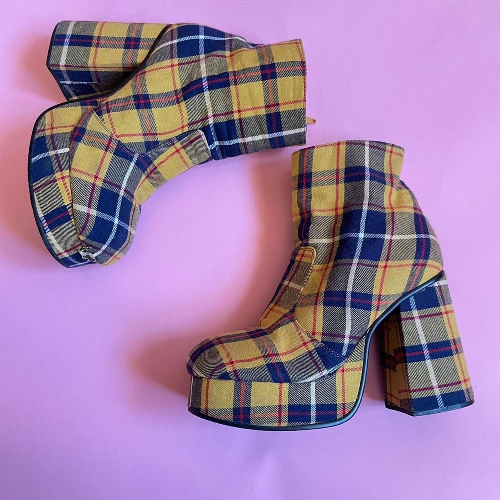 UNIF boots